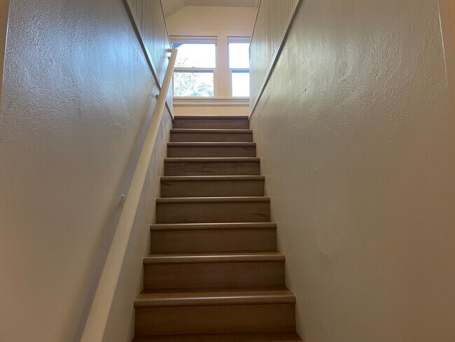 Building Photo - Welcome Home 3b/1ba Updated Home