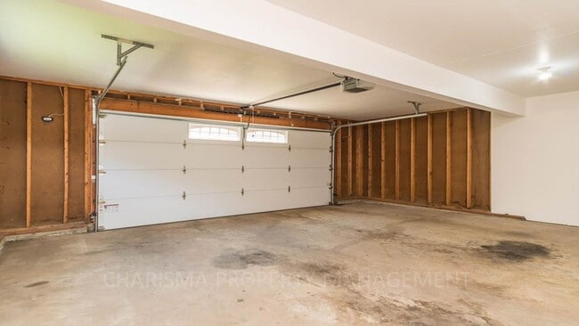 Building Photo - MULTI-LEVEL 3 BD, 2 BA HOUSE WITH FENCED IN YARD, DOUBLE ATTACHED GARAGE, SHED, MURPHY BED, 3 FAM...