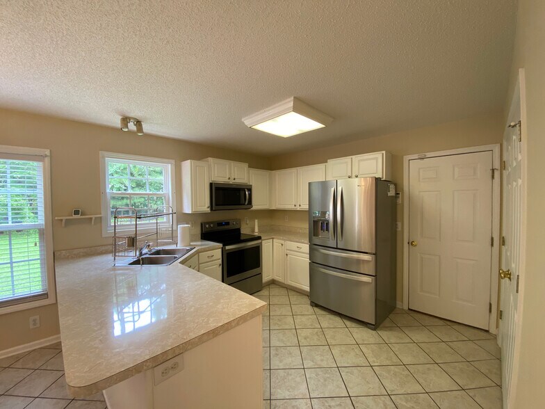 Building Photo - Room in Single Family Home on Ujamaa Dr