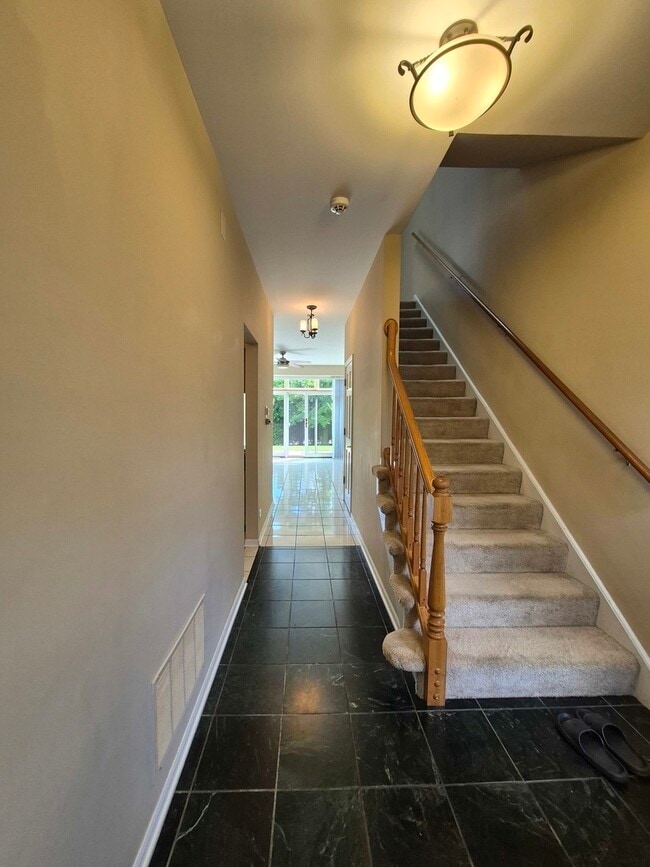 Building Photo - 7835 Darien Lakes Dr