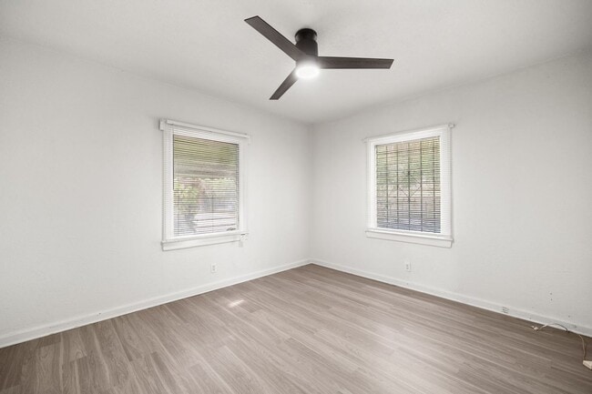 Building Photo - Historic Hyde Park Gem: Fully Renovated 2-...