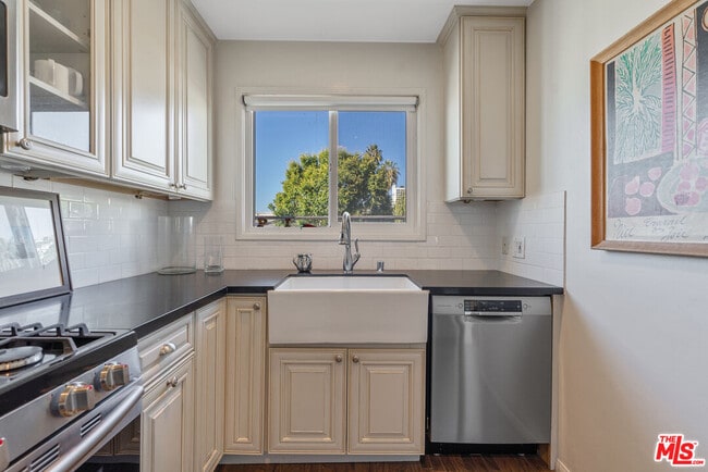 Building Photo - 1275 N Harper Ave