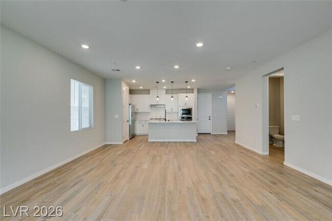Building Photo - BEAUTIFUL 4 BEDROOM PROPERTY IN GATED COMMUNITY!