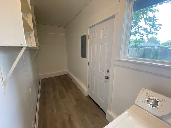 Building Photo - Lovely Ranch style home with park like rear fenced yard, Commonwealth lake Park just around the c...