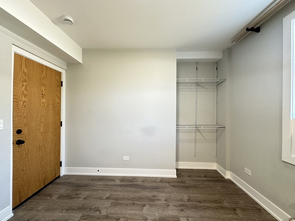 Building Photo - 553 W Belmont Ave