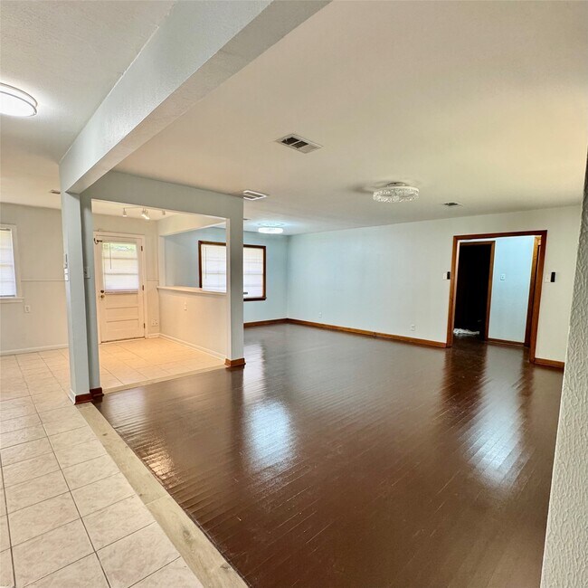 Building Photo - 1701 Gillette St