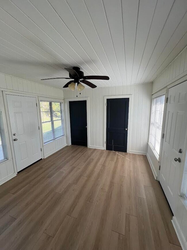 Building Photo - 100 North Ave E