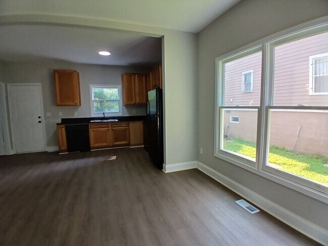 Building Photo - Amazing 3 Bedroom 2.5 Bath! Intown Living at a Price Below Market Off Street Parking