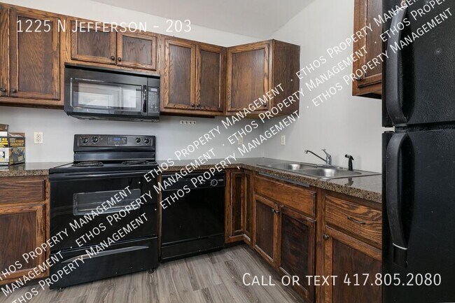 Building Photo - 1225 N Jefferson-203
