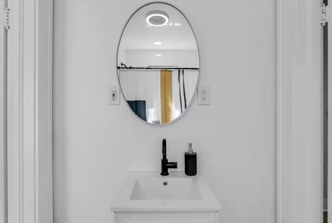 Building Photo - Furnished 2-Bedroom Corner Lot Home in Old Seminole Heights!