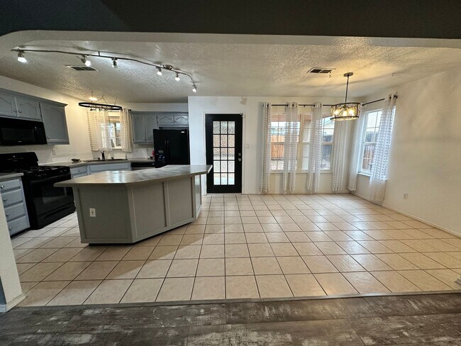Building Photo - Tons of Character! 3 bed 2.5 bath amazing ...