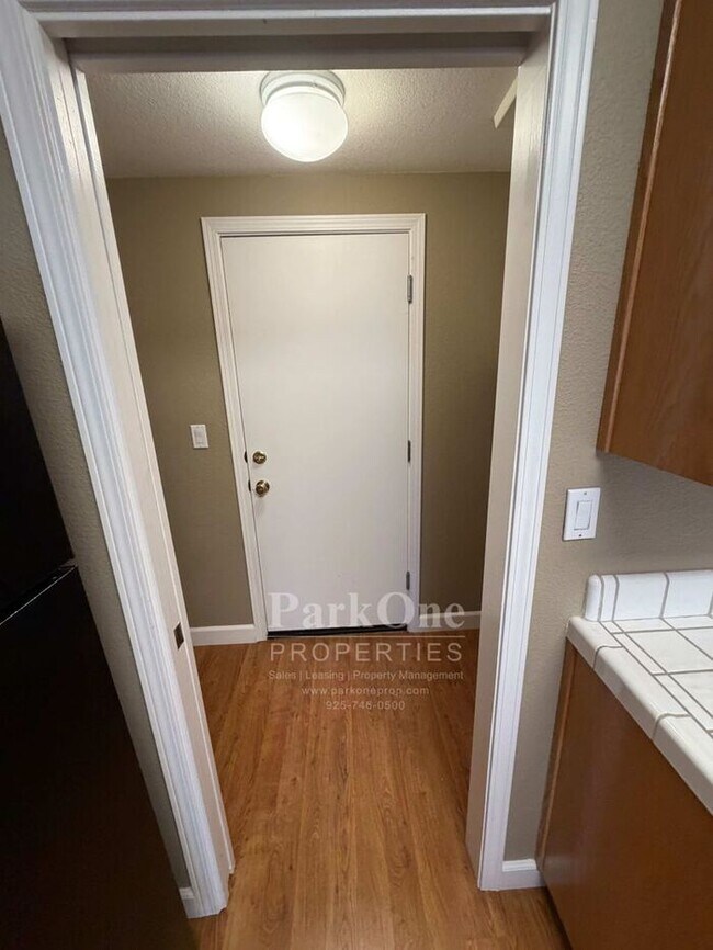 Building Photo - Updated Townhouse in Clayton Available for Lease now!