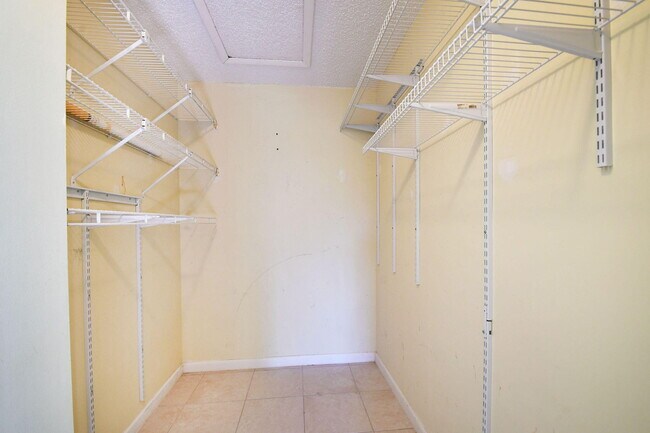 Building Photo - 812 Sky Pine Way