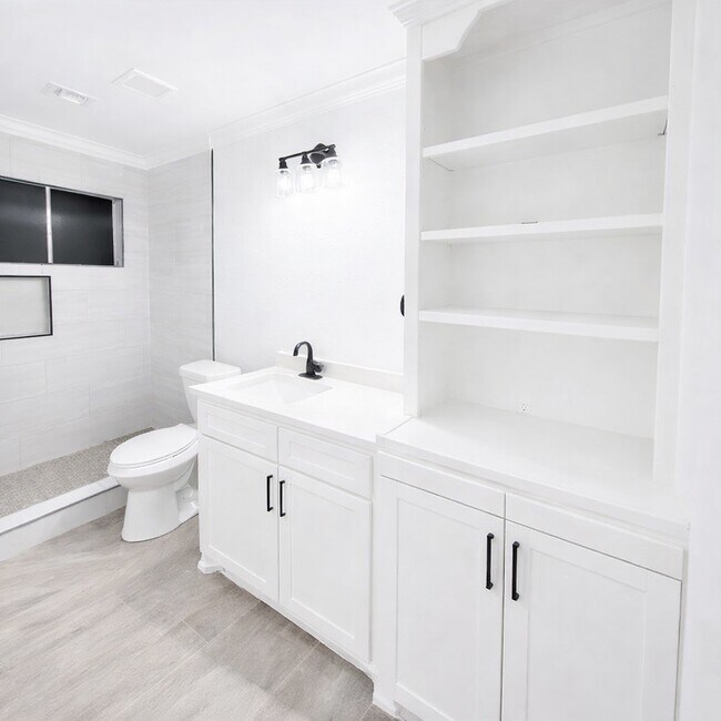 Building Photo - 313 Sycamore St