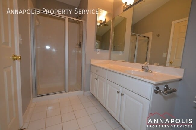 Building Photo - 546 Francis Nicholson Way