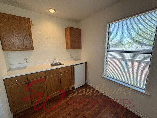 Building Photo - Outstanding 3 bedroom with extra bonus room and screened in porch!