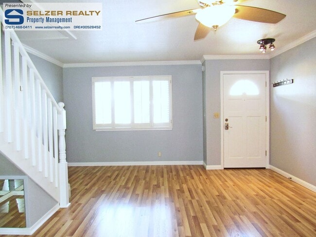Building Photo - Fully equipped 2 bd. townhome in a super convenient central location!