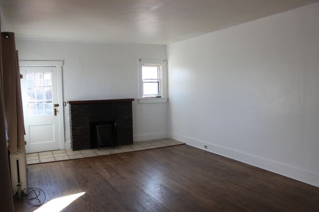 Building Photo - LARGE 3 bedroom in Old Broadmoor