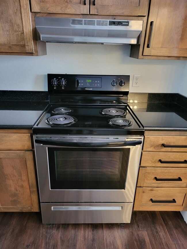 Kitchen Oven - 719 SW 4th St