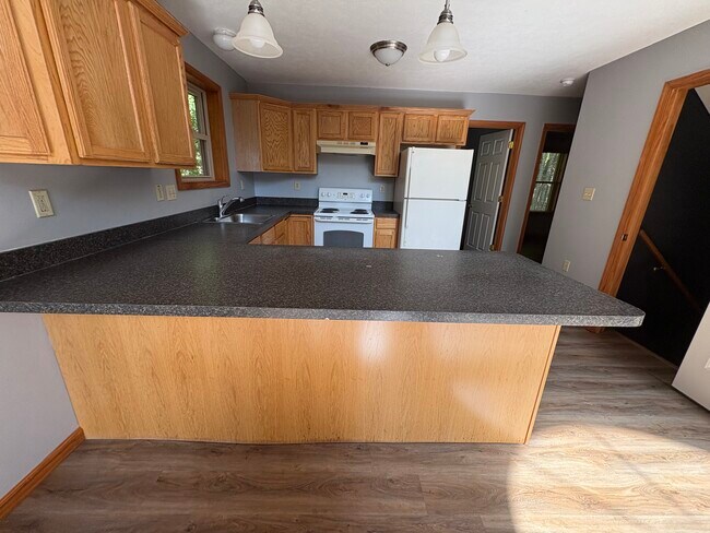 Building Photo - 104 Flo Ct