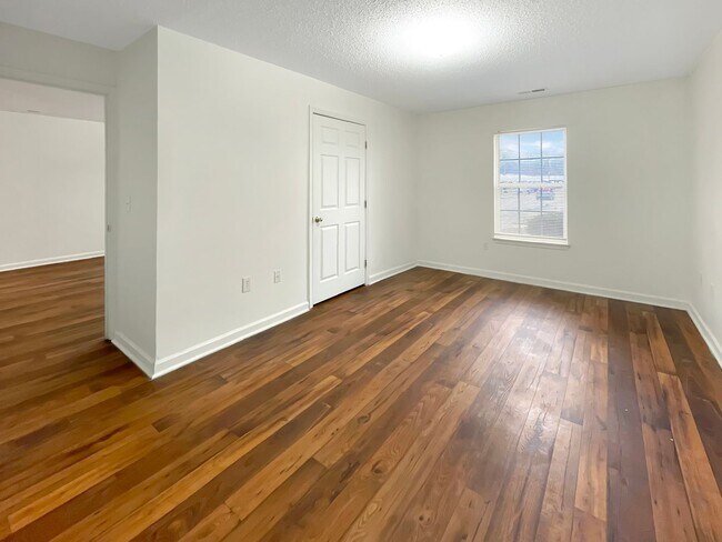 Building Photo - Single Level Home************Beautiful 1 Bedroom Villa************Brick Building