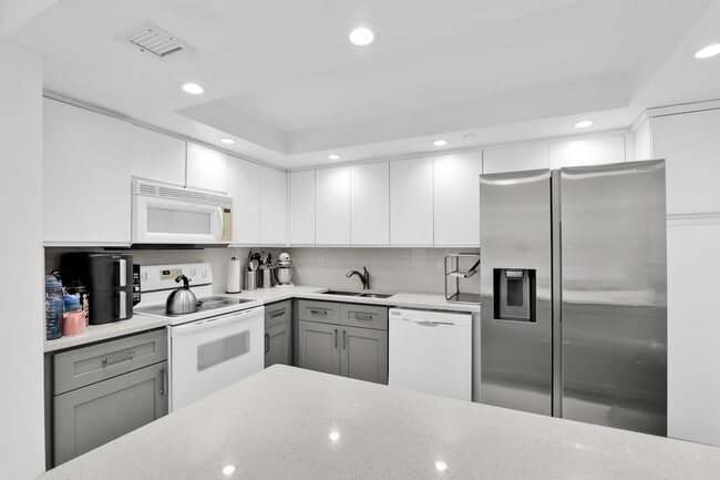 Building Photo - 1000 NE Quayside Terrace