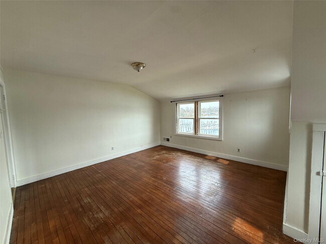 Building Photo - 307 W Shore Rd