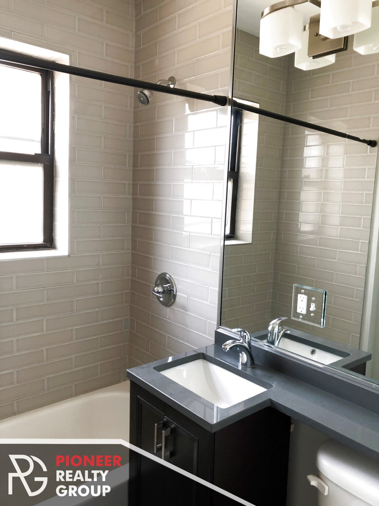 Building Photo - 910 W George St