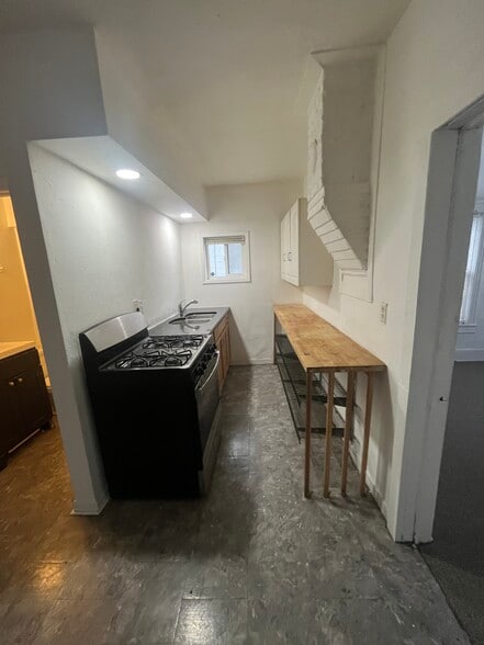 Building Photo - 690 York Ave