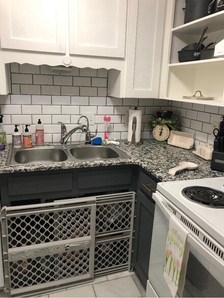 Kitchen - 2102 Hinkle Ave
