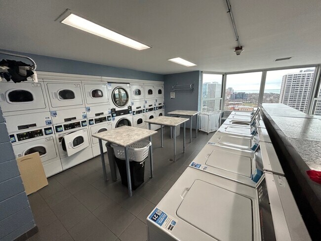 Building Photo - 720 W Gordon Terrace