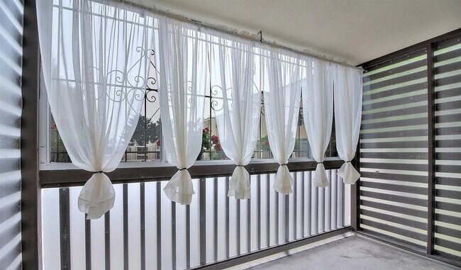 Building Photo - Charming 1-Bed San Francisco Retreat with Fireplace & Granite Finishes!