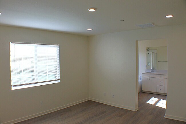 Building Photo - 3 Bed | 2.5 Bath | 1,733 Sq Ft | Built 2021 | Gated Community