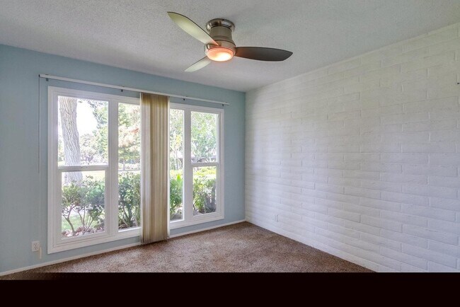 Building Photo - Large and bright condo in the Grossmont Vi...