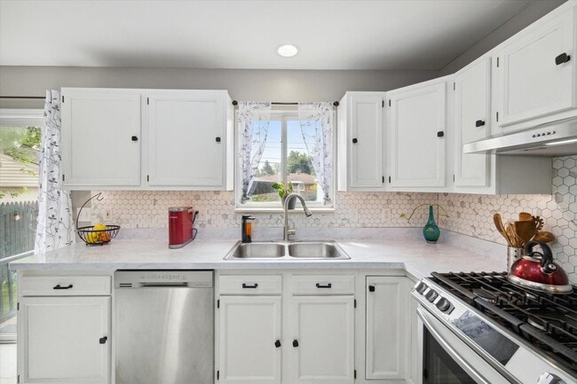 Building Photo - 578 E Mahan Ave