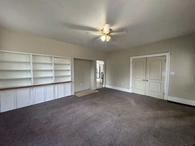 Building Photo - 2 Bedroom Must See!