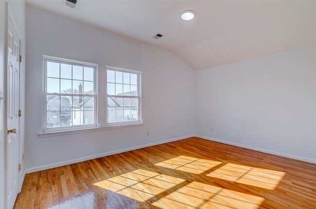 Building Photo - 30 E 41st St