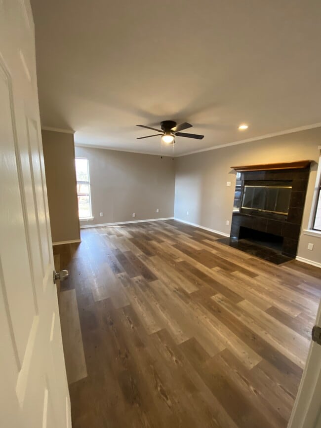 2nd Living Area - 605 Scenic Dr