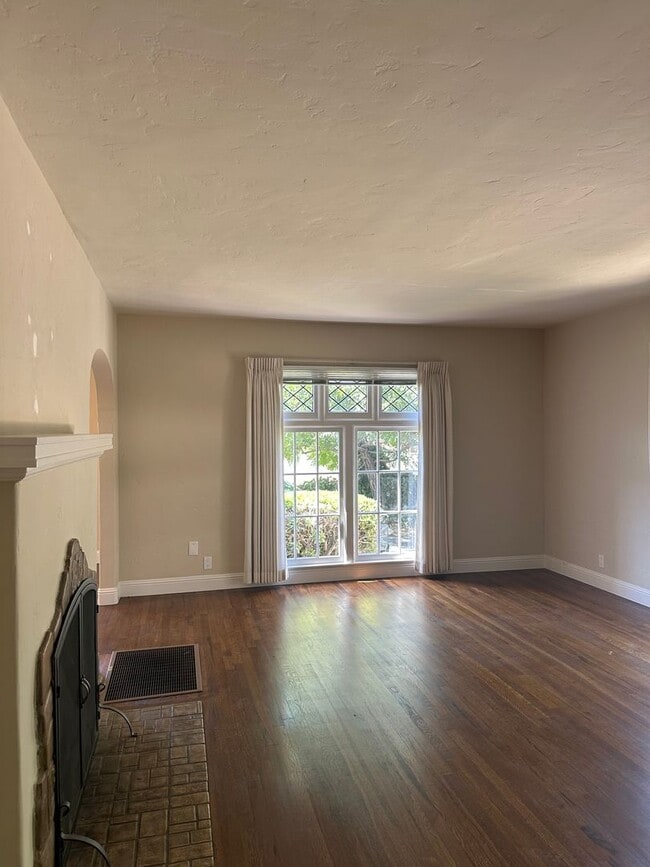 Building Photo - 49-1405