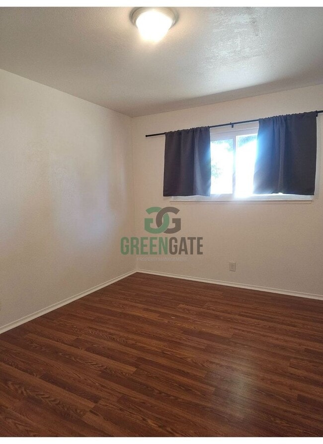 Building Photo - 3 BEDROOM 2 BATH HOME MOVE IN READY IN MOD...