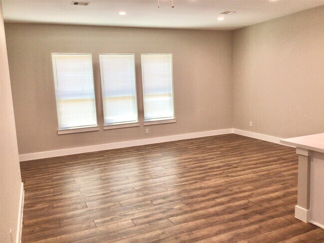Building Photo - 2109 Marnel Rd