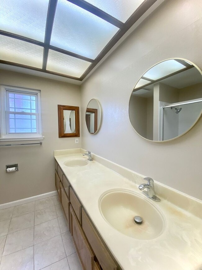 Building Photo - Large 5-bedroom 3-bathroom Home in Union C...