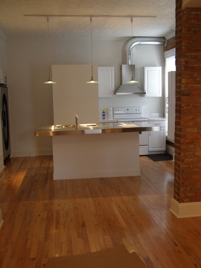 Building Photo - 111 E Blenkner St