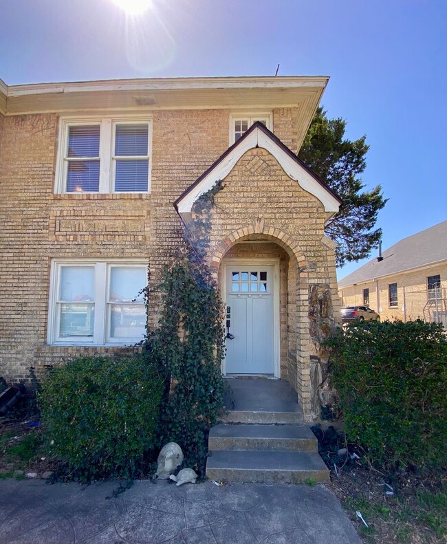 Building Photo - 2 bed/1 bath Upstairs Duplex with Private ...