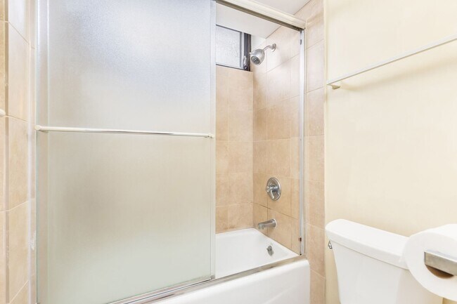 Building Photo - 2 bedroom 1 bath condo in Pearl 1 with 1 covered parking