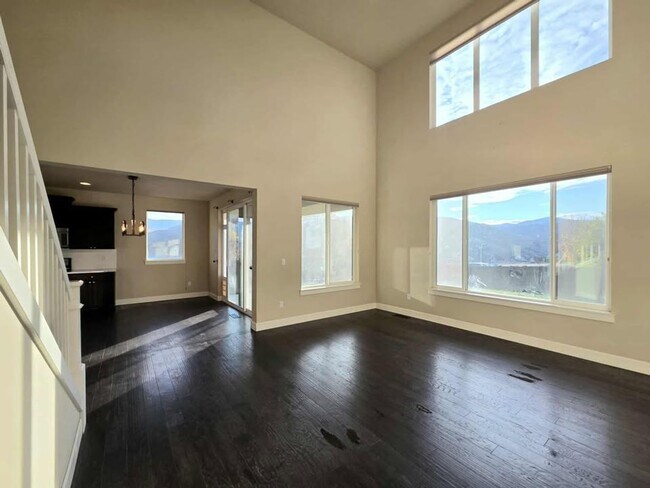 Building Photo - Large 3 bedroom, 3 bath newer build in sought after East Wenatchee neighborhood!