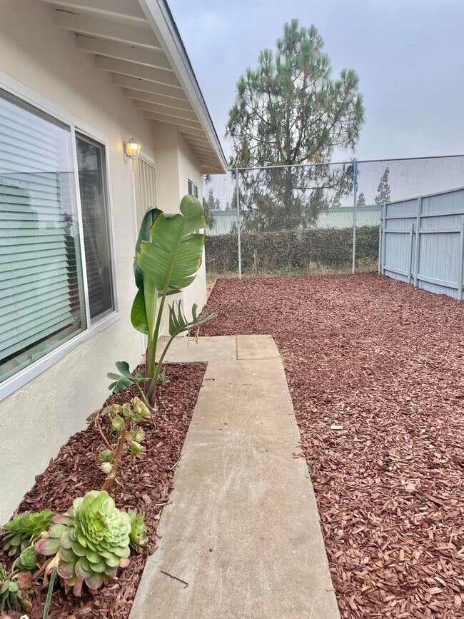 Building Photo - Newly Remodeled 2 Bedroom 1 Bath House!