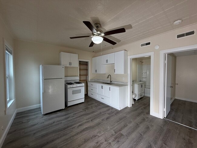 Building Photo - 227 White St