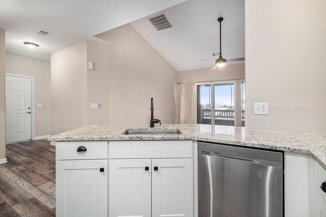 Building Photo - Updated 2 Bed 2 Bath Condo with One Car Ga...