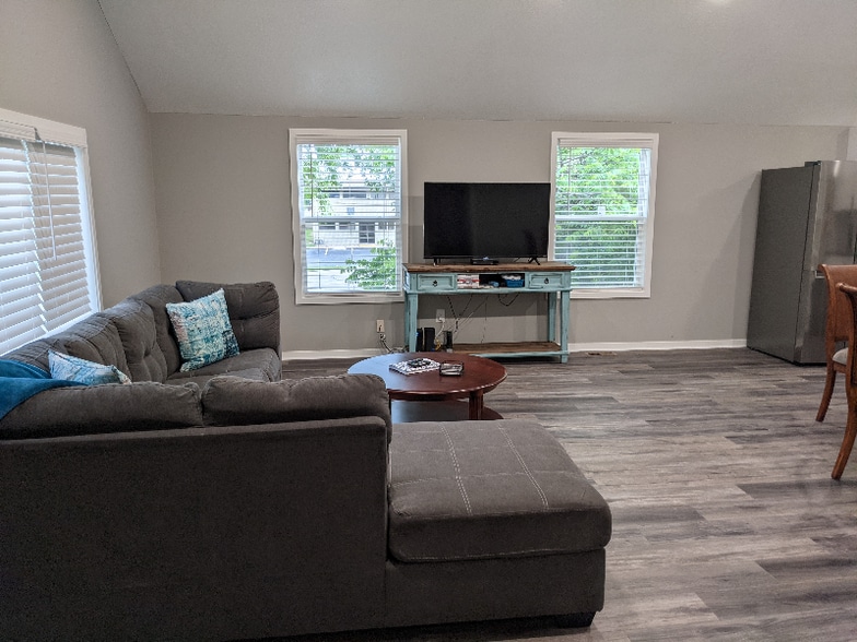 Building Photo - 7105 N Walnut St